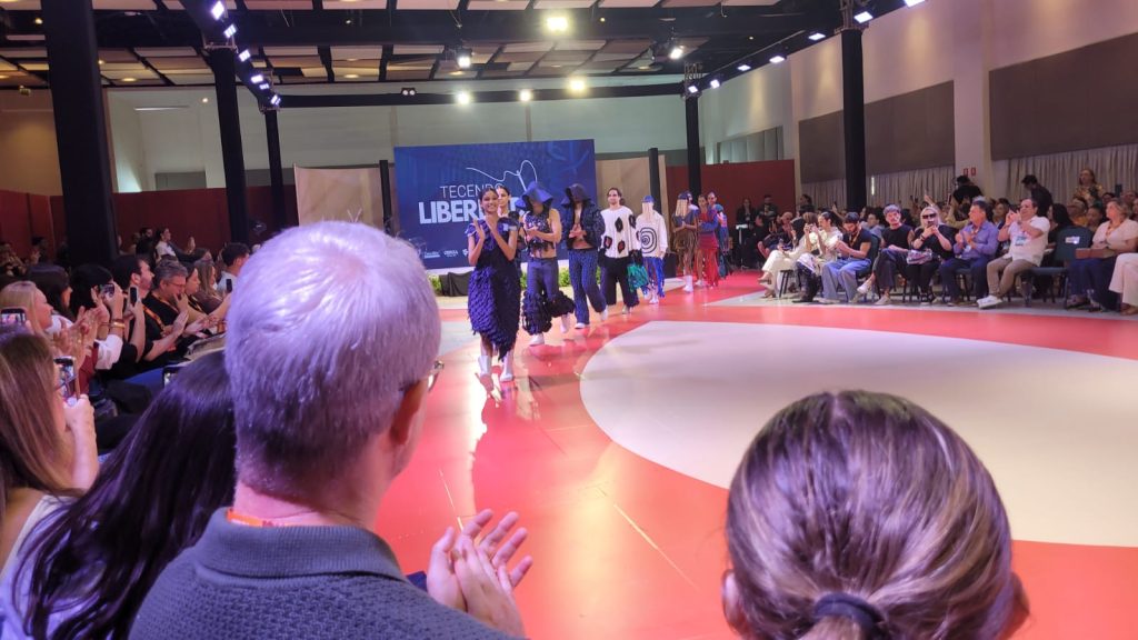 Coleção criada por internos de Alcaçuz leva reflexões sobre liberdade à passarela do GINGA Moda RN