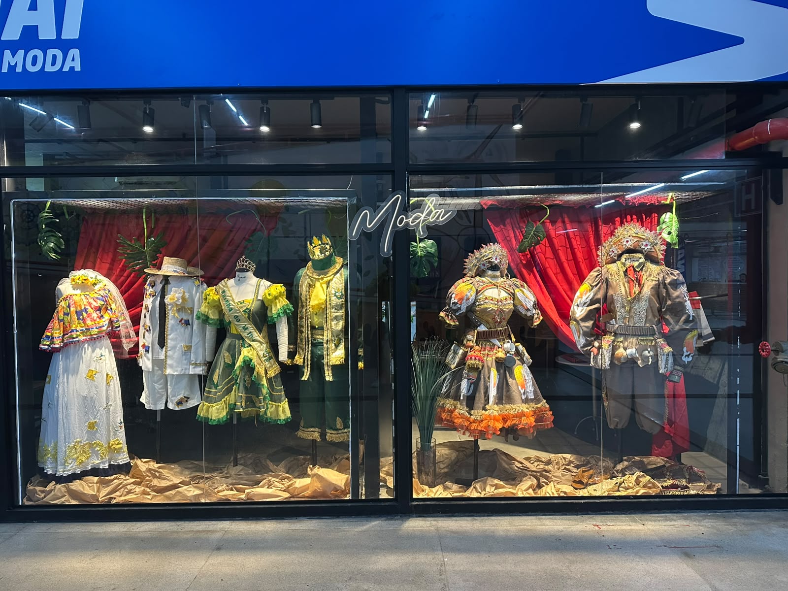 Vitrine SENAI Moda exibe trajes históricos do São Julhão do Sistema FIERN