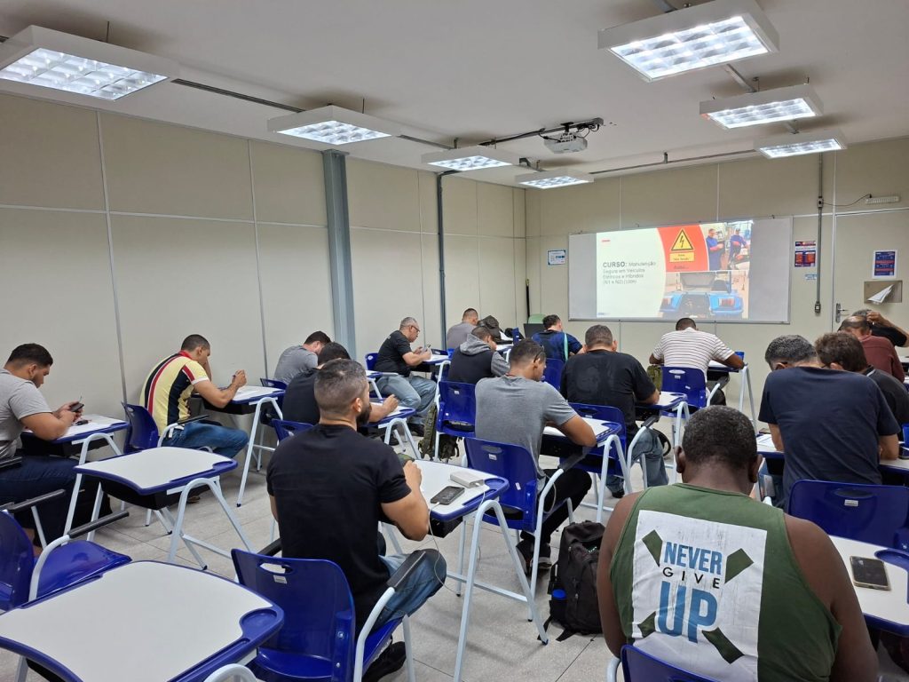 Mercado aquecido leva profissionais de diferentes áreas a curso sobre veículos elétricos no SENAI-RN