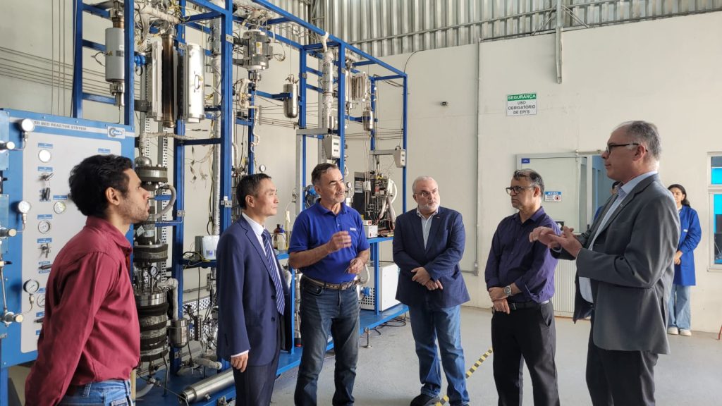 ISI-ER e CUPB, universidade líder da China, discutem cooperação em energias renováveis