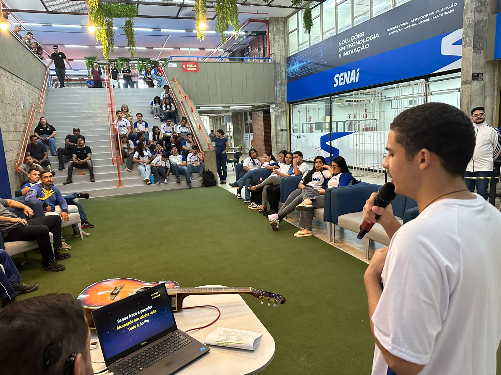 Sarau Cultural da Biblioteca SENAI HIT celebra o Dia do Estudante com arte, música e integração